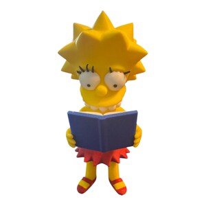Figurina di Lisa Simpson – Stampa 3D / Posa di lettura / Fan Art da collezione / NON UN GIOCATTOLO