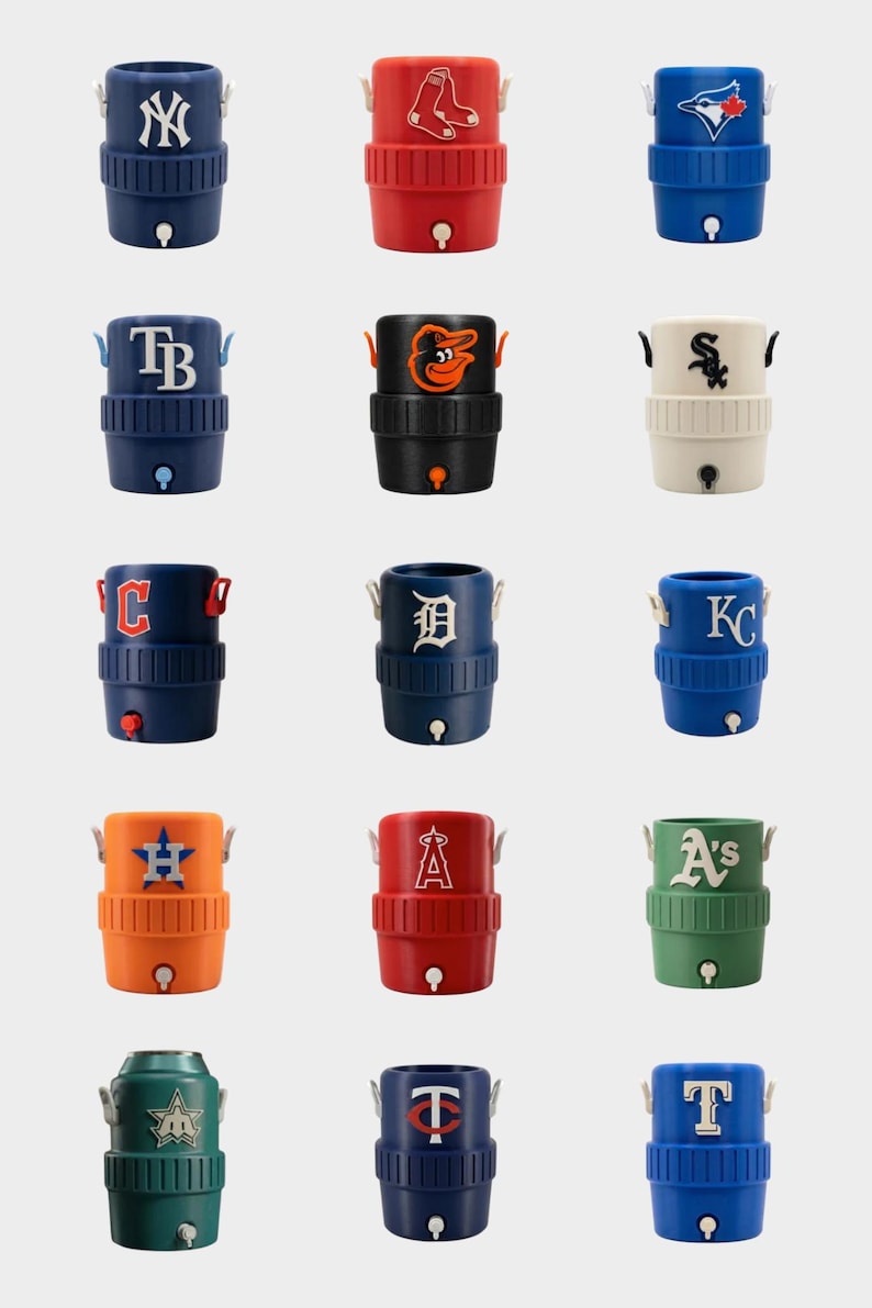 Pode incluir: Cole&ccedil;&atilde;o de refrigeradores de bebidas isolados em v&aacute;rias cores, cada um com o logotipo de uma equipa da Major League Baseball. Os refrigeradores t&ecirc;m formato cil&iacute;ndrico com torneira e al&ccedil;as.