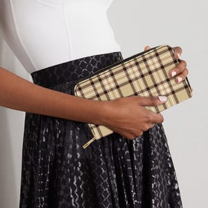 Cartera de pulsera con cuadros escoceses de las Tierras Altas