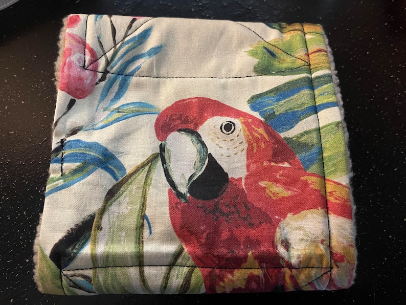 Vee Tent PETITE scarlet macaw