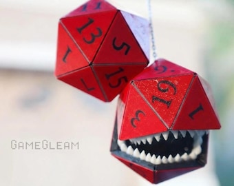 Kostka do gry Mimic D20 Car Dice [czerwona i czarna, niestandardowe 2-calowe holograficzne zawieszki] - wiszący dodatek do samochodu DnD - przemyślany prezent dla gracza fantasy z zębami