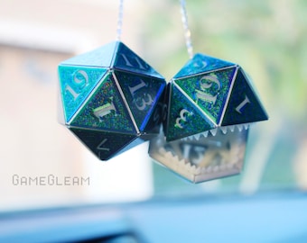 Mimic D20 Car Dice [blauw/groen en glow in the dark, aangepaste holografische bedels van 2 inch] - DnD hangend autoaccessoire - Een leuk cadeau voor een gamer met tanden