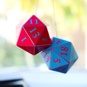D20 Biltärningar: 2" Holografisk Sockervadd DnD Berlock