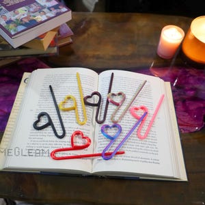 Anneau porte-livre coeur - L'accessoire de lecture pour tenir et garder votre place [5 po. Choisissez vos couleurs] - Un cadeau romantique pour la Saint-Valentin pour lui ou elle