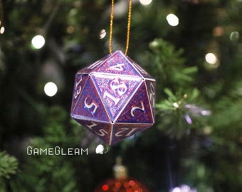 D20-ornament [2" paars/blauw en zilver holografisch] - hangende DnD-bedel - Een magisch kerstcadeau voor de kerstperiode voor hem of haar