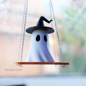 Geister Hexe Auto Spiegel Swing Charm - Ein süßer Auto Accessoire und hängender Ornament Anhänger - Das perfekte gruselige Halloween Geschenk für Sie oder Ihn