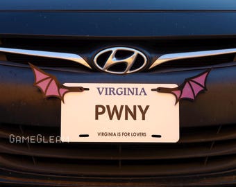 Nummerplaat vleermuisvleugels paar [paars/blauw, 6,5" brede spanwijdte] - Past op auto's of motorfietsen - Een magisch fantasiecadeau voor hem of haar