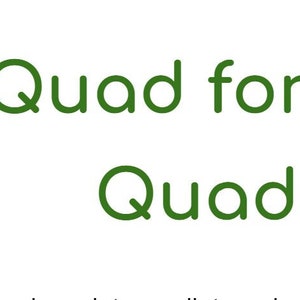 Op de afbeelding: Groene tekst op een witte achtergrond met de tekst "Quad for the Quads".