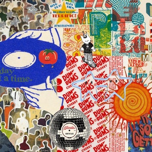 以下が含まれることがあります： カラフルな画像とテキストのコラージュ。青いビニールレコードには「one day at a time」というテキストが書かれており、ディスコボール、白い星がついた赤いハート、顔のあるトマト、赤と白のテキスト「MORE MORE MORE」などが含まれています。