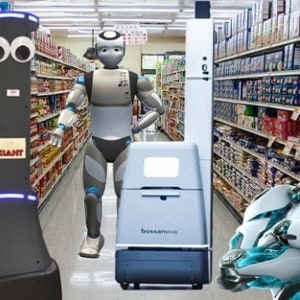 Peut inclure: Trois robots dans une allée d'un supermarché. Un robot est un grand garde de sécurité cylindrique noir avec le mot "GIANT" imprimé dessus. Un autre robot est un robot humanoïde blanc avec une base bleue. Le troisième robot est un robot humanoïde blanc avec des accents bleus.