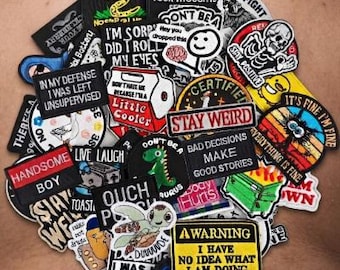Könnte beinhalten: Eine Sammlung verschiedener bestickter Aufnäher mit diversen grafischen Motiven und humorvollen Texten, darunter Sprüche wie 'In my defense I was left unsupervised', 'Stay weird', 'Bad decisions make good stories' und 'I have no idea what I am doing'.