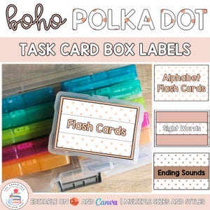 Op de afbeelding: Een set kleurrijke doorzichtige plastic opbergdozen voor taakkaarten, voorzien van printbare labels met een wit en perzikkleurig stippenpatroon. De labels bevatten tekst zoals Flash Cards, Alphabet Flash Cards, Sight Words en Ending Sounds.