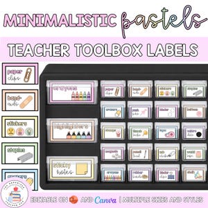 Op de afbeelding: Een zwarte kunststof opbergorganizer met meerdere doorzichtige lades, elk voorzien van labels met pastelkleurige randen, tekst en iconen voor items zoals kleurpotloden en paperclips. De tekst luidt MINIMALISTIC PASTELS TEACHER TOOLBOX LABELS.