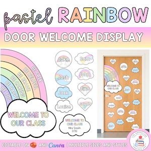 Könnte beinhalten: Pastellfarbene Regenbogen-Willkommensanzeige für die Tür mit einer Regenbogen-Grafik, Wolken- und herzförmigen Namensschildern und dem Text "Willkommen in unserer Klasse". Die Anzeige ist für eine Klassenzimmertür konzipiert.