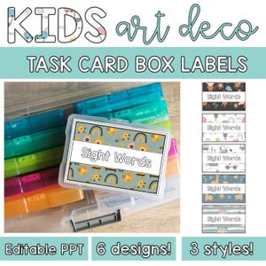 Op de afbeelding: Een doorzichtige plastic doos met het label "Sight Words" met een bloemen- en regenboogontwerp. De afbeelding toont ook andere dozen en labels met verschillende patronen. Tekst bovenaan luidt "KIDS art deco TASK CARD BOX LABELS". Extra tekst: "Editable PPT 6 designs! 3 styles!"