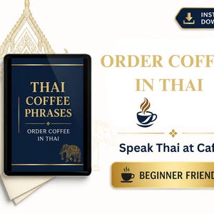 Op de afbeelding: Een digitale downloadafbeelding met de tekst "Thai Coffee Phrases" op een tablet. De afbeelding bevat de woorden "Order Coffee in Thai" en "Speak Thai at Cafés". Een gouden banner leest "Beginner Friendly".