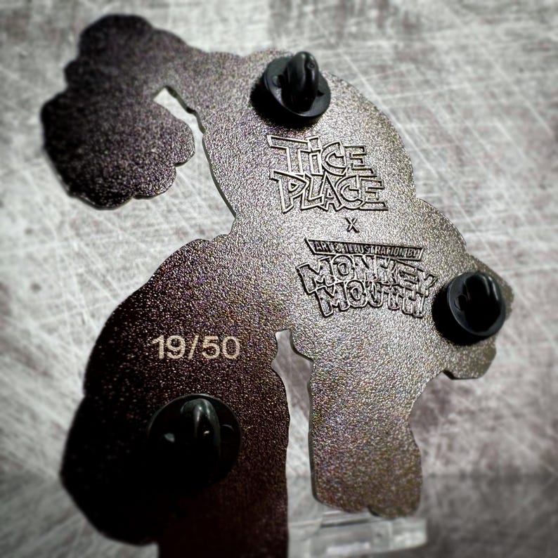 Metalhead 2,0 - 3” Jumbo Emalj Pin bild 7