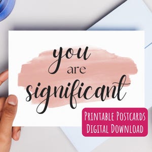 Könnte beinhalten: Eine rechteckige weiße Postkarte mit einem rosafarbenen Aquarell-Pinselstrich-Hintergrund und dem schwarzen kursiven Text "you are significant" in der Mitte. Ein rosa Etikett mit weißem Text trägt die Aufschrift "PRINTABLE POSTCARDS DIGITAL DOWNLOAD".