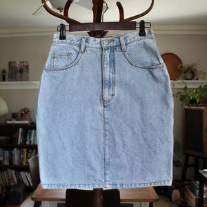 Jupe en denim délavée à l&#39;acide Jordache Jeanjer vintage des années 90, 27 po.