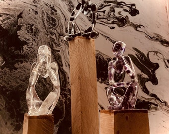Nachdenkender Mann als abstrakte Kunst, Deko Skulptur mit Hämatit, Amethyst und Bergkristall