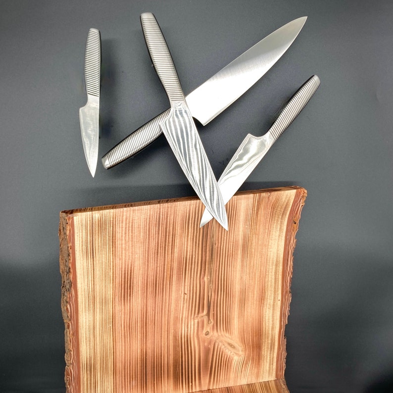 magnetischer Messerhalter aus Eiche mit fünf Messer, die auf den Messerhalter fliegen