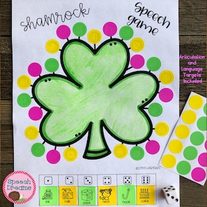 Op de afbeelding: Een printbaar spelbord in de vorm van een klavertjevier met groene, gele en roze cirkels rond het klavertjevier. Het spelbord bevat de tekst "shamrock speech game" en "Articulation and Language Targets Included".