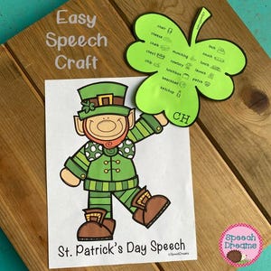 Op de afbeelding: Een printbaar St. Patrick's Day spraakambacht met een cartoon-kabouter met een groene hoed, een groene broek en een wit shirt met groene stippen. Het ambacht bevat een groene klaver met woorden zoals 'stoel', 'kaas', 'krijt', 'kist', 'chip', 'kauwen', 'cowboy', 'lunchbox', 'strandbal', 'ketchup', 'inch', 'bank', 'funch', 'lancering', 'pleister' erop geschreven.