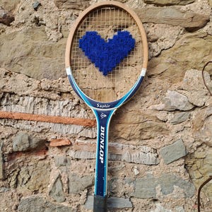 Vintage Dunlop Tennisschläger aus Holz mit der Stickerei „Don&#39;t break my blue heart“.