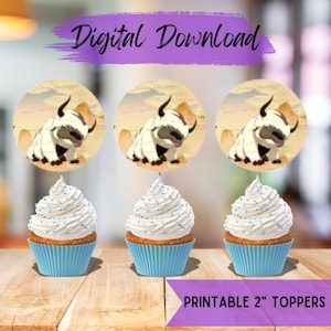 Puede incluir: Tres toppers de cupcake imprimibles de 5 cm de diámetro con un yak blanco de dibujos animados con ojos marrones y una nariz marrón. El yak está de pie sobre un fondo marrón y beige. El texto "Toppers imprimibles de 5 cm" está en la parte inferior de la imagen.