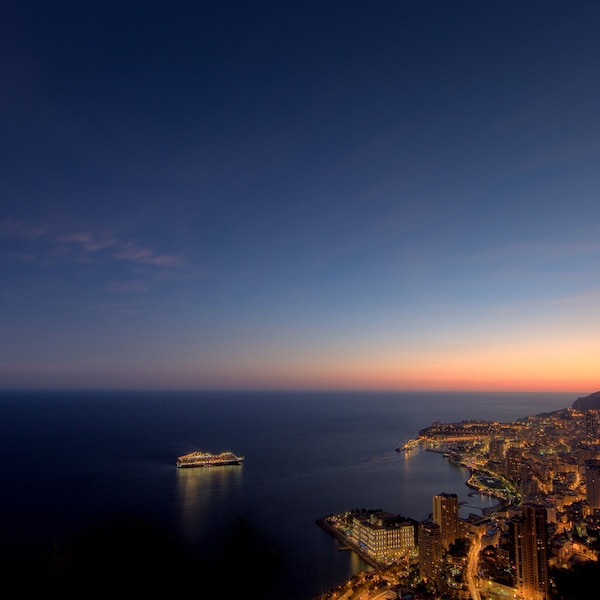 A gorgeous cruise ship on the sea. Rows of lights on the shore light up the night sky. HD computer background picture, xuan cruise ship