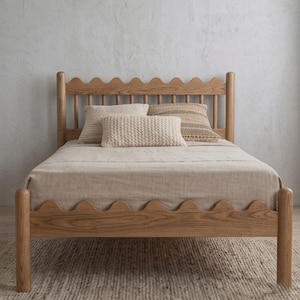 Estructura de cama de plataforma de madera maciza con forma de concha, cama queen moderna de mediados de siglo con diseño ondulado.