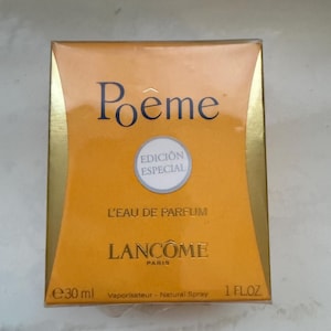 Può includere: Un set di tre ciotole in ceramica ad incastro di dimensioni diverse. Le ciotole presentano una finitura maculata e opaca nei toni crema, marrone chiaro e marrone scuro. La ciotola più grande misura circa 20 cm di diametro.