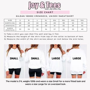 Puede incluir: Tabla de tallas para una sudadera con cuello redondo unisex Gildan 18000. La tabla muestra las medidas en pulgadas para el ancho, la longitud y la longitud de la manga para las tallas S a 5XL. La tabla tambi&eacute;n incluye una foto de una modelo usando una talla peque&ntilde;a y una talla grande.