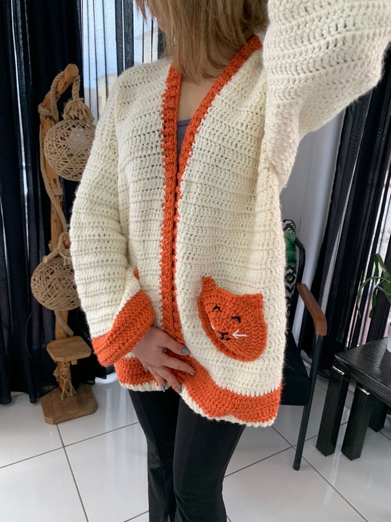 PINK HOUSE（ピンクハウス）の「書斎の猫たち柄ニットカーディガン