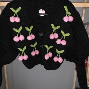 ピンクのチェリー刺繍が施されたハンドメイドの黒いカーディガン - 女性のための快適でスタイリッシュなニットウェア