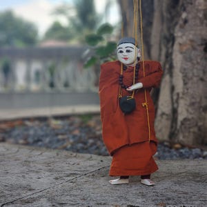 Burma Puppets Yoke Thé Monk Marionette | 14&quot; Myanmar Wood Stick Puppet in Monk Robe | Traditional Burmese Puppetry | Thailand Souvenir