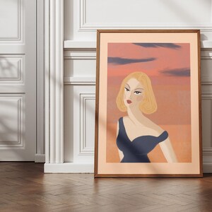 Ritratto di una donna bionda in un elegante abito blu navy al tramonto – stile retrò anni '50 e '60, glamour vintage, atmosfera serale sul mare