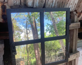 La beauté se reflète dans ce miroir pour fenêtre industriel recyclé : apportez de la lumière dans votre maison ou votre jardin