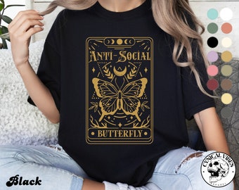 Camisa de cartas de tarot de mariposa antisocial / Camiseta divertida / Camiseta Comfort Colors / Camisa divertida Witchy Vibes para personas tímidas y antisociales