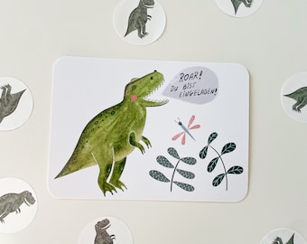Pode incluir: Um dinossauro verde com uma boca rosa e um balão de fala que diz "Roar! Du bist eingeladen!" O dinossauro está rodeado de folhas verdes e uma libélula.