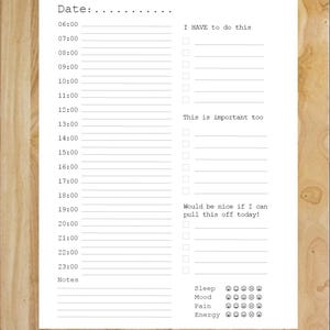 Könnte beinhalten: Ein weißes Tagesplanerblatt mit einem Holz Hintergrund. Der Planer enthält Abschnitte für Zeitfenster, To-Do-Listen und Stimmungsverfolgung. Text auf dem Planer enthält "Date", "I HAVE to do this" und "This is important too".