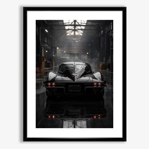 Op de afbeelding: Een zwarte klassieke Corvette sportwagen geparkeerd in een zwak verlichte industriële omgeving. De auto is met de achterkant naar de camera gekeerd, waardoor de achterkant zichtbaar is. De achterlichten van de auto zijn verlicht en de chromen bumpers en sierlijsten zijn zichtbaar.