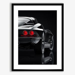 Op de afbeelding: Een zwarte klassieke auto met rode achterlichten, gezien vanaf de achterkant, tegen een zwarte achtergrond.