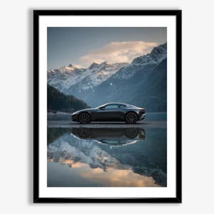 Peut inclure: Impression encadrée d'une voiture de sport grise foncée au bord d'un lac, avec des montagnes enneigées en arrière-plan. Le reflet de la voiture se mire dans l'eau, avec les montagnes et le ciel.