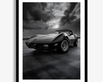 Op de afbeelding: Zwart-wit ingelijste print van een klassieke sportwagen. De auto is een laag model met een lange motorkap en een cabriodak. De achtergrond toont een dramatische lucht met donkere, wervelende wolken.