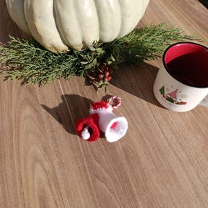 かぎ針編みのクリスマスベル飾りのパターン – 手作りのクリスマスツリーの飾り – DIY ホリデーデコレーション – お祝いのかぎ針編みギフトのアイデア