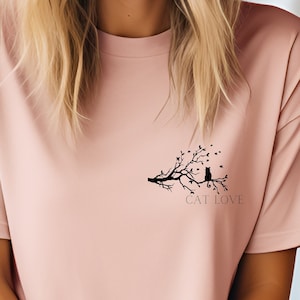 Statement Shirt Cat Love Katze auf einem Ast Baum Tierliebe Katze LOVE minimalistisch T-Shirt Tierlove Geschenk Trend modisch Kätzchen Bild 1