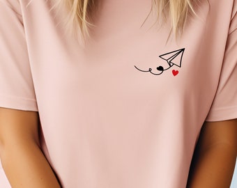 Statement Shirt - Papierflieger Mitten ins Herz - Freundschaft minimalistisch T-Shirt Geschenk Love Trend modisch rotes Herz Herzensmensch