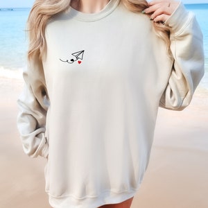 Sweatshirt Papierflieger mit Herz Sweater Mitten ins Herz Geschenk Freundin Stylisch modisch kleines Herz Trend Freundschaft Herzensmensch Bild 4