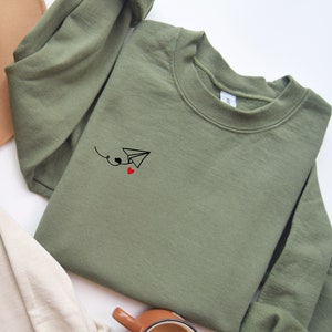 Sweatshirt Papierflieger mit Herz Sweater Mitten ins Herz Geschenk Freundin Stylisch modisch kleines Herz Trend Freundschaft Herzensmensch Bild 2